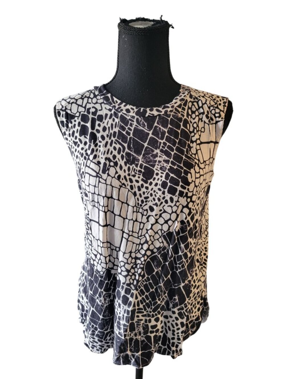 Vince Sleeveless Black& White Geometric Pattern  Size S Lightweight Casual - Picture 2 of 8